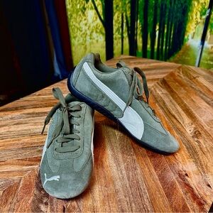 Puma Speedcat Sneakers Sz 36 EUC Loden Green & white Suede sz 6 women/4.5 men